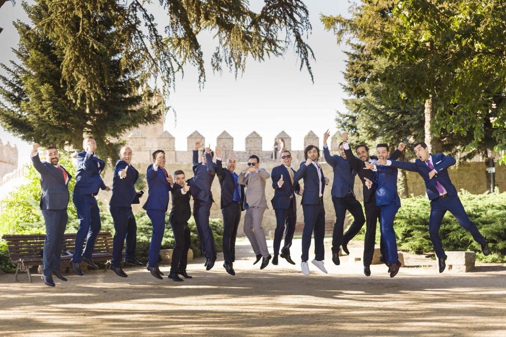 fotografias de bodas novio y amigos saltando