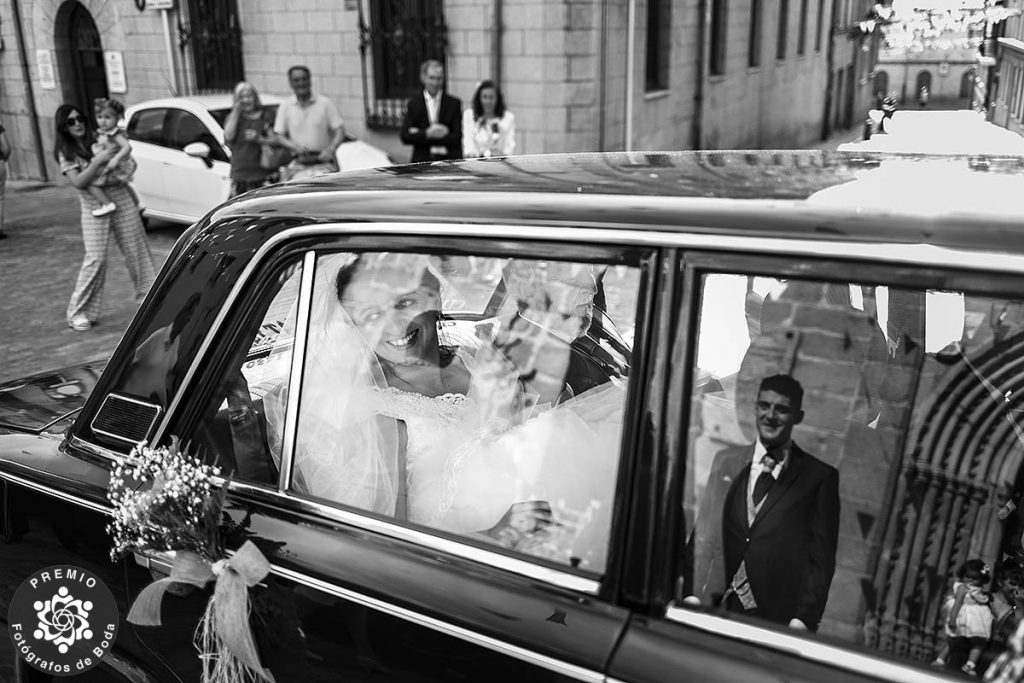 fotografia premiada de bodas novio reflejado en el cristal