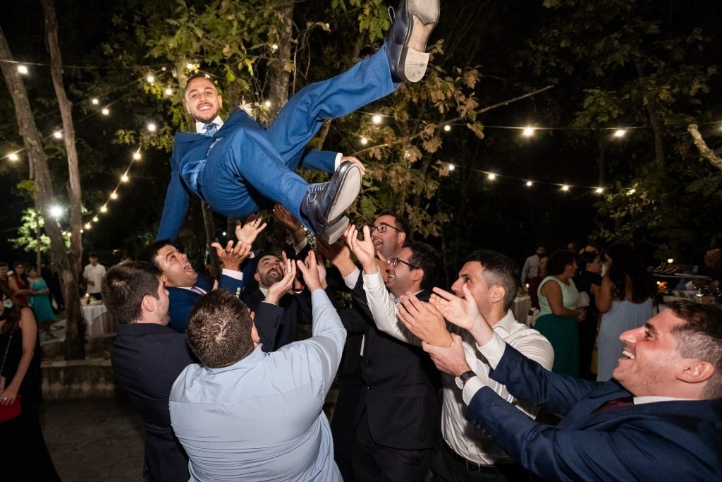 coctel de boda divertidos novio manteado